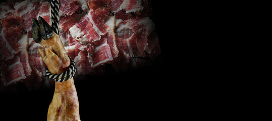 Jamón ibérico colgado con cuerda, fondo negro, lonchas visibles, textura roja, imagen gastronómica de producto.El jamón suspendido y cortado revela tradición, sabor y elegancia en una composición.