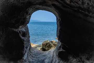 千葉県館山市 沖ノ島の洞窟から見る海
