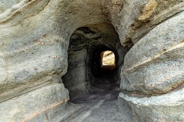 千葉県館山市 沖ノ島の洞窟の出口から見る内部
