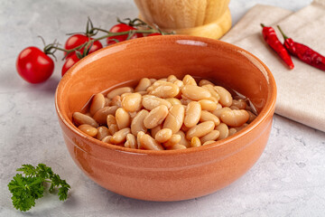 Canned white beans in the bowl