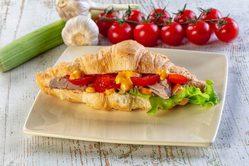 Croissant with tuna, tomato and salad