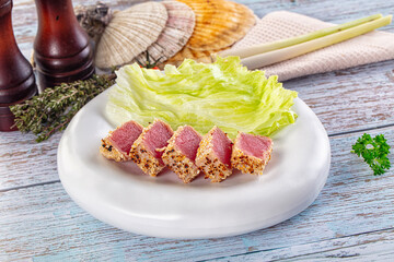 Tuna tataki roasted and raw