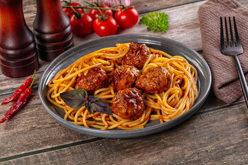 Meatballs with tomato sauce and spaghetti