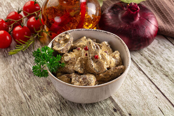 Stewed chicken liver with cream