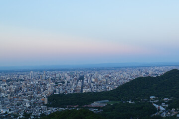 夏の大倉山から見た札幌市街の夕暮れ