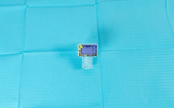Medical capnography adapter used for connection to an Ambu bag for patient CO₂ monitoring, placed on a sterile blue background.