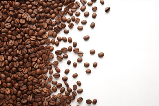 Los granos de caf&eacute; se dispersan como ritmo visual: textura, aroma y pausa cotidiana.Granos de caf&eacute; tostado sobre fondo blanco, densidad gradual, textura ovalada, composici&oacute;n limpia y contrastada.