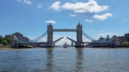 Obraz premium Tower Bridge opening on the Thames with boat passing, seen from another boat in London