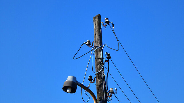 alter Strommast