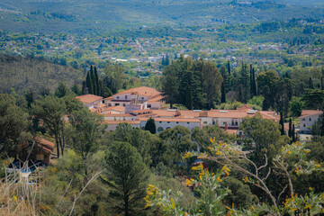 Construcci&oacute;n en el medio de la monta&ntilde;a