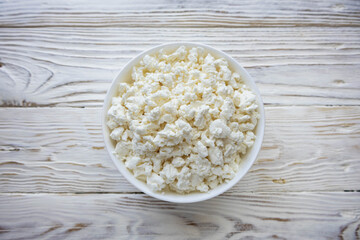білий домашній сир у білій мисці