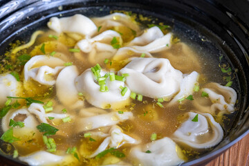 Obraz premium Close-Up of Molo Soup in a Black Bowl – Traditional Filipino Dish 