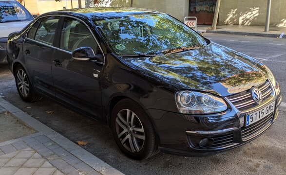 Vista lateral de un autom&oacute;vil Volkswagen Jetta aparcado en una calle de Madrid, Espa&ntilde;a, 2 de octubre de 2025