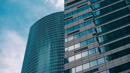Obraz premium mirrored windows of the facade of an office building 