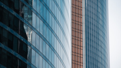 Obraz premium mirrored windows of the facade of an office building 