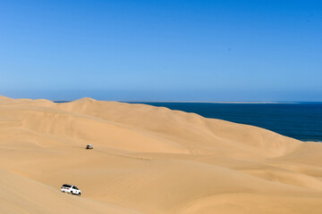 Dune e oceano in namibia a Sandwich Harbor