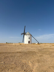 Fototapeta premium Un molino de viento en un campo de Castilla
