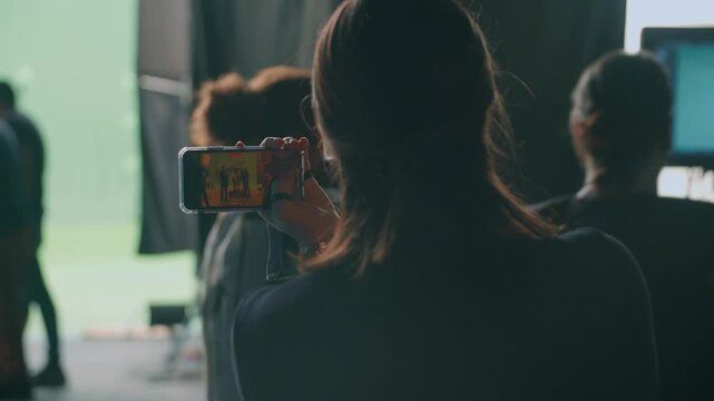 Producci&oacute;n grabando detr&aacute;s de c&aacute;maras en set de cine con pantalla verde