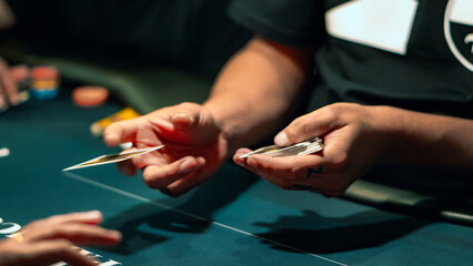 Poker Jogo Cartas Fichas Texas Hold’em Jogada Mãos Close Cassino Aposta Baralho Estratégia Jogador Mesa Competição Sorte Diversão Torneio Profissional Campeão Partida Adrenalina Fichas De Poker Dealer © Pedro