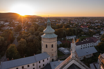 Obraz premium Angel Statue and Historical Tower at Golden Sunset