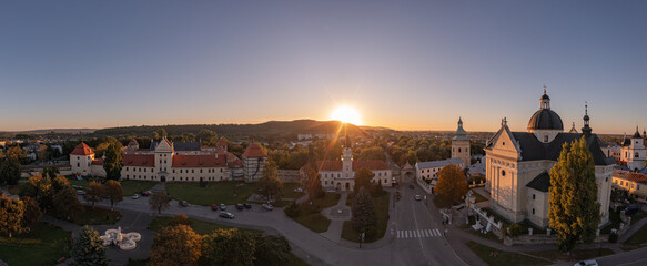Obraz premium Panoramic View of Zhovkva City Center at Golden Sunset