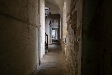 Obraz premium Abandoned Palace Interior with Vintage Architecture and Decay