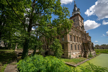 Fototapeta premium Abandoned Palace Interior with Vintage Architecture and Decay