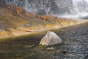 Gesteinsformationen und Sprühnebel eines Wasserfalles