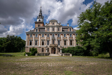 Obraz premium Abandoned Palace Interior with Vintage Architecture and Decay