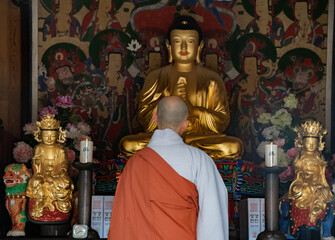 Obraz premium Moine qui prie au temple Haeinsa, mont Gaya, Corée du Sud