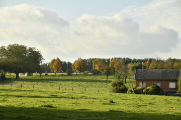 Fototapeta premium Fin de journée d'automne au dessus d'un paysage rural à Écaussinnes-d'Enghien (Soignies)