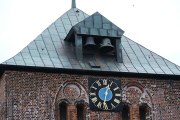 Kirchturmuhr und Kirchenglocken in Stade