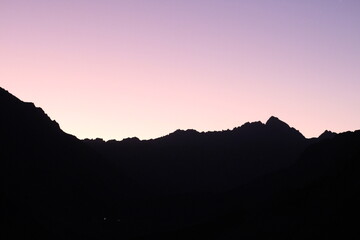 Atardecer, cielo, nubes, horizonte, cielo de colores, montaña, paisaje, postal, paraíso, ensueño, naturaleza.