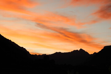 Atardecer, cielo, nubes, horizonte, cielo de colores, montaña, paisaje, postal, paraíso, ensueño, naturaleza.