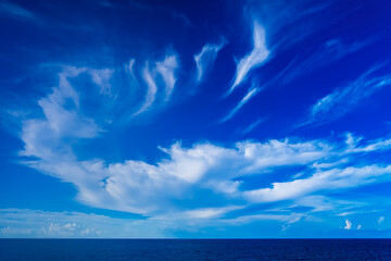 Obraz premium 太平洋の水平線と青い空と白い雲20250902