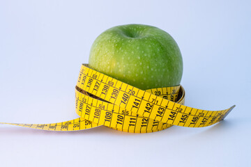 ma&ccedil;&atilde; com fita m&eacute;trica enrolado