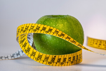 Ma&ccedil;&atilde; com fita m&eacute;trica enrolada