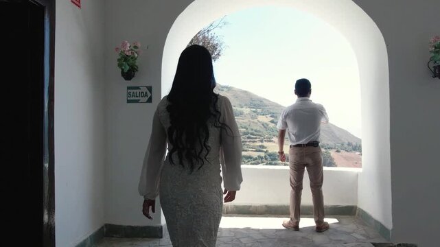 Un paseo de amor. pareja en blanco frente a la casona panor&aacute;mica.Amor eterno en el campo.estilo de vida saludable
