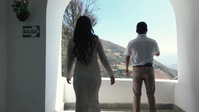 Un paseo de amor. pareja en blanco frente a la casona panor&aacute;mica.Amor eterno en el campo.estilo de vida saludable