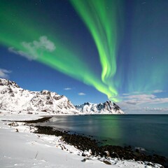 Naklejka premium aurora borealis combined with prismatic light dispersion 