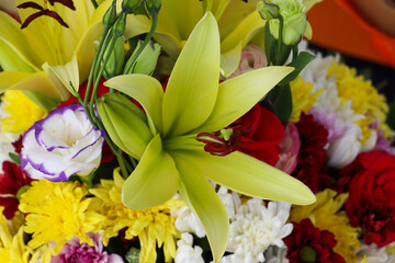 Obraz premium Beautiful bouquet highlighting yellow lilies and other fresh colorful flowers