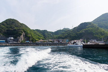 ヒリゾ浜渡船の漁船に乗って、海に出るスキンダイバー、シュノーケラーたち。
ヒリゾ浜の青い海と無人島の大根島、数多くの岩礁が見えている。
ヒリゾ浜中木南伊豆町伊豆半島静岡県2025
