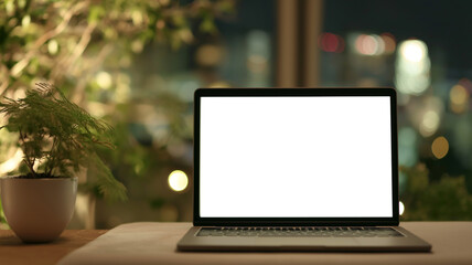 Fototapeta premium 夜の静寂に包まれたシンプルな作業空間とノートパソコンのあるミニマルなデスク風景｜夜景の光が差し込むシンプルインテリアとモダンな空間構成の抽象的イメージ