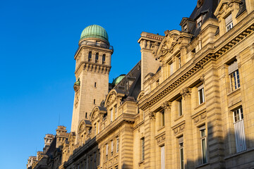 Naklejka premium Paris University building with dome and ornate facade.