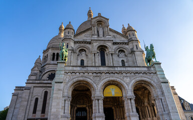 Sacre-Coeur Basilica in Paris under a clear blue sky.