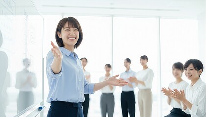Fototapeta premium プレゼン成功を聴衆と喜ぶ笑顔の女性