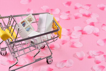 カートと家具や家電のミニチュアで新生活のイメージ