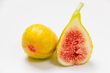 半切りのイチジク　白背景