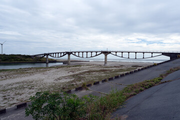 菊川の河口に架かる珍しい形の潮騒橋
