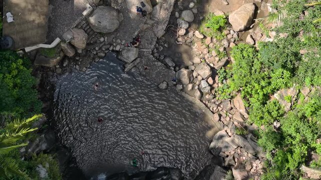 Toma cenital de dron de una cascada en el pueblo de Yelapa, Jalisco que forma una hermosa laguna con aguas cristalinas en medio de la selva